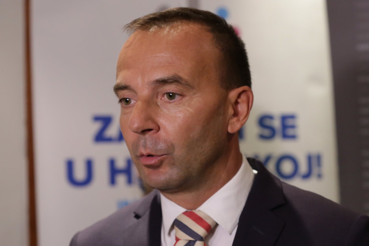 Unternehmen und Karrieren: Ekar Statt Hacek im Management von Elka, Neue Namen für Typeqast und Ariston Therma…