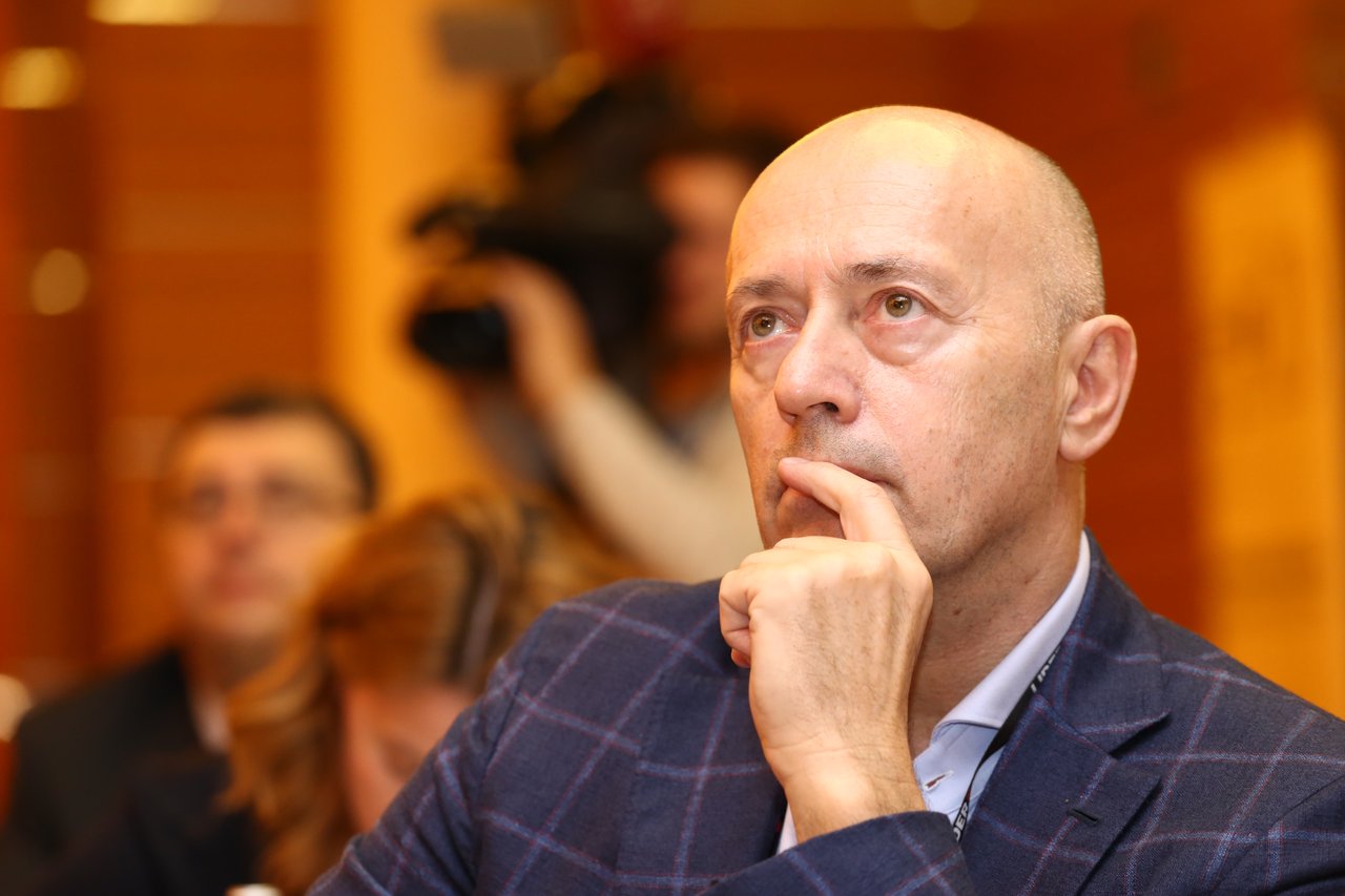 Zwei serbische Banker, Miodrag Kostić und Davor Macura, konkurrieren um die Addiko Bank AG