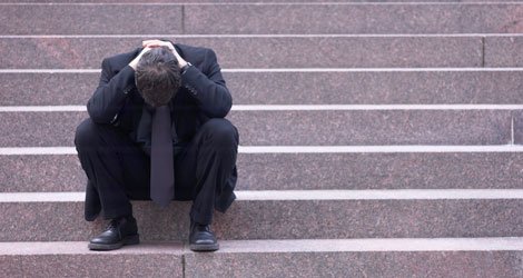 Aufgrund der Verzögerung bei den Zinssenkungen werden Ökonomen zunehmend pessimistisch