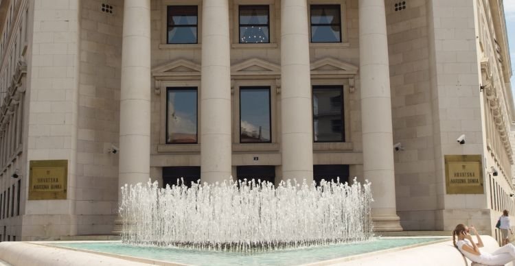 HNB prognostiziert signifikante Verlangsamung des Wachstums im Jahr 2023 – Erhöhte Erwartungen für Investitionen und Exporte, gesenkt für den privaten Konsum