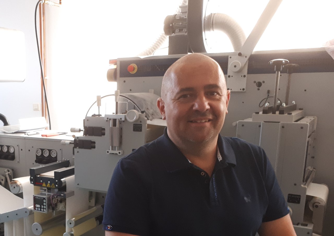 Saša Ostojić kaže kako imaju više od 5000 klijenata od kojih su najpoznatiji Coca Cola, Mlinar, Žito, Overseas, Pevec, Osječka pivovara, NK Osijek i Saponia.