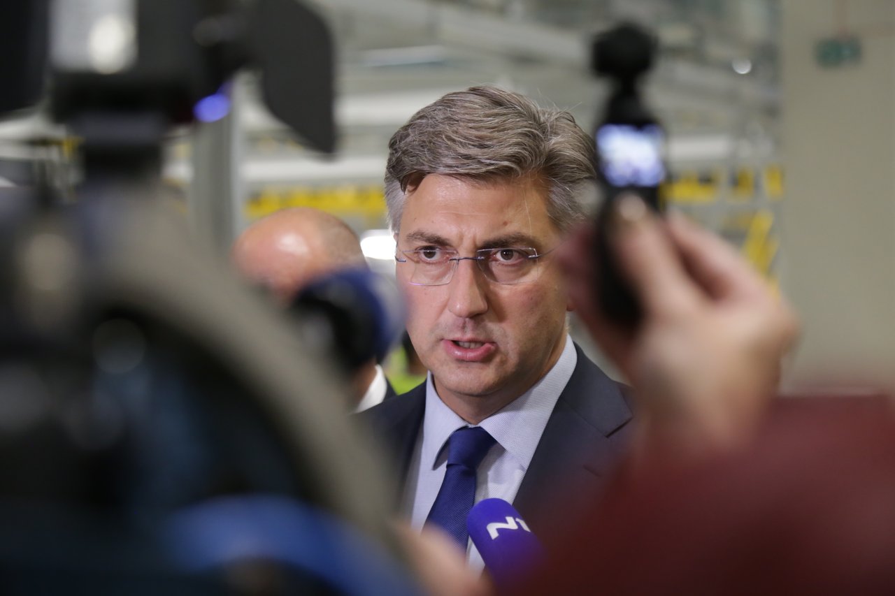 Andrej Plenković prvu sjednicu svoje Vlade održao je 27. listopada 2016.