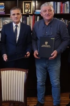 Zdravko Marić i Mijo Ćosić na potpisivanju ugovora o zakupu bivšeg odmarališta