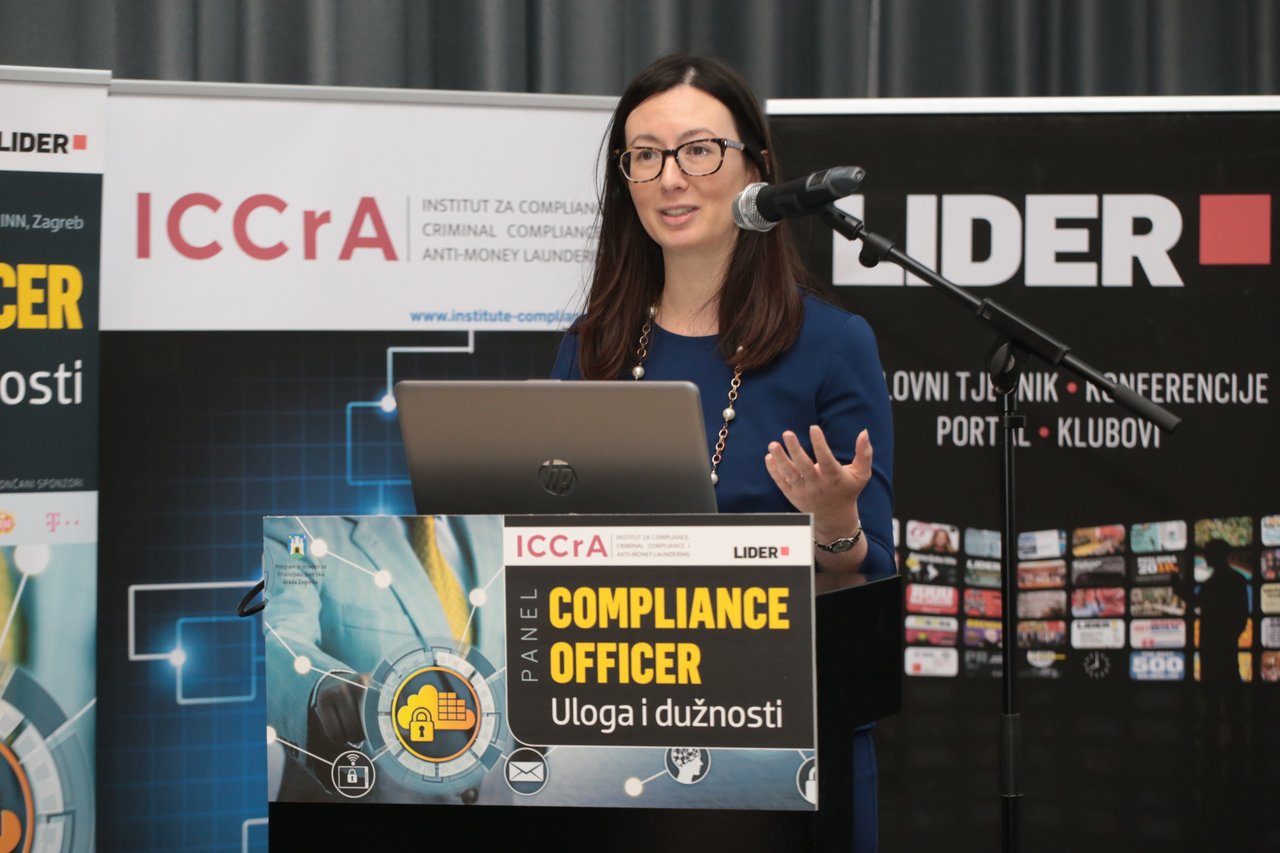 COMPILANCE OFFICER - uloga i dužnosti, Victoria J. Taylor