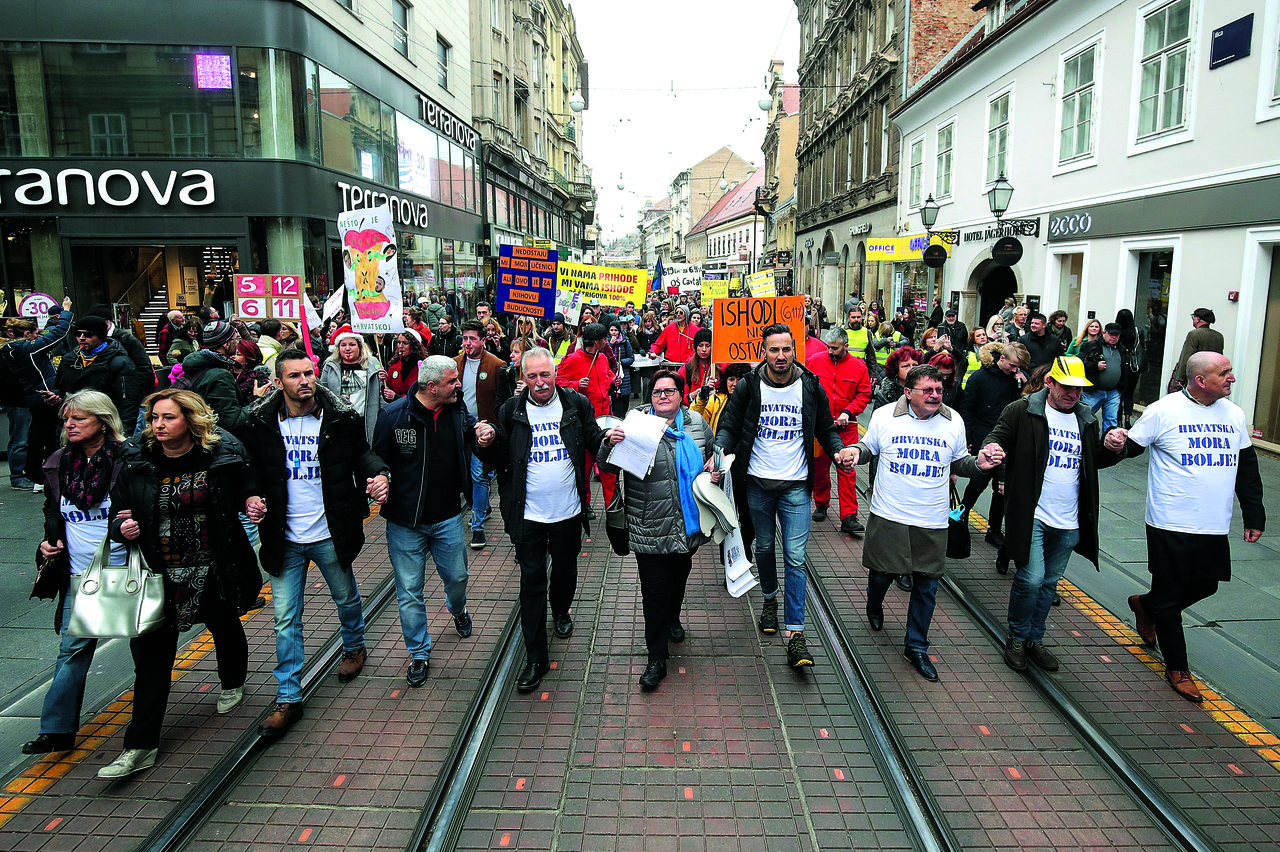 25.11.2019., Zagreb - Prosvjed prosvjetnih radnika pod nazivom Hrvatska mora bolje koji strajkaju vec gotovo mjesec dana zahtijevajuci povecanje placa uciteljima i nastavnicima. Glavni zahtjev strajkasa je povecanje koeficijenata slozenosti posla za 6,11 posto.<br />
Photo: Goran Stanzl/PIXSELL