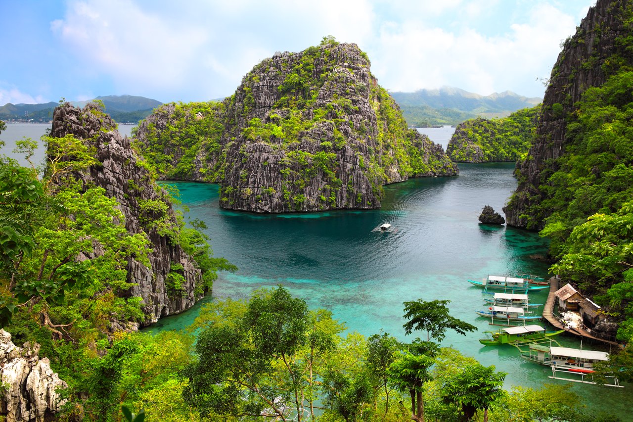 Na filipinskim otocima život je težak, a stanovništvo mahom siromašno, pa se iseljava u Manilu i dalje u svijet