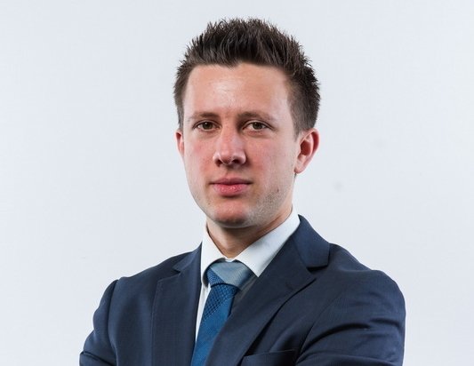 Im Testament sollten Aktien, ETFs, Broker und Kryptowährungs-Schlüssel enthalten sein; andernfalls können Erben nicht auf die Vermögenswerte zugreifen