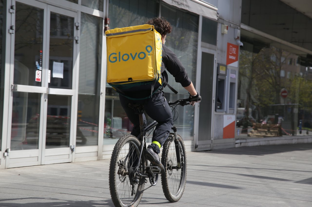 Glovo plant, Arbeitsverträge für Kuriere anzubieten