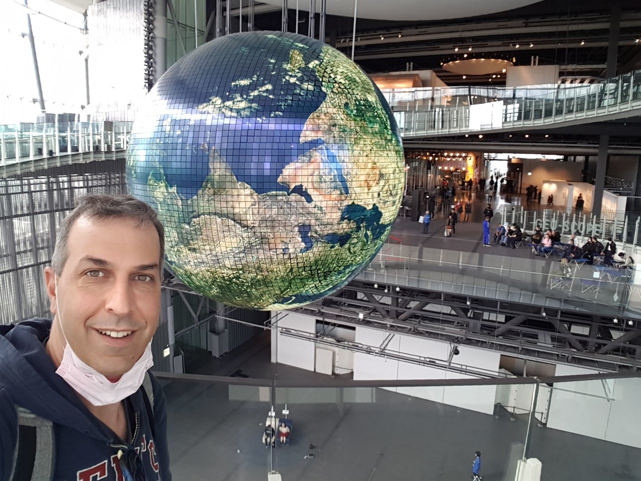 Hrvoje Balen&nbsp;krajem veljače u Japanu gdje je vodio grupu od 40 studenata i nastavnika. Fotografija je snimljena u Miraikan muzeju novih tehnologija i odlično ocrtava naš novi, ali ipak stari svijet koji čeka da ga drugačije gradimo.