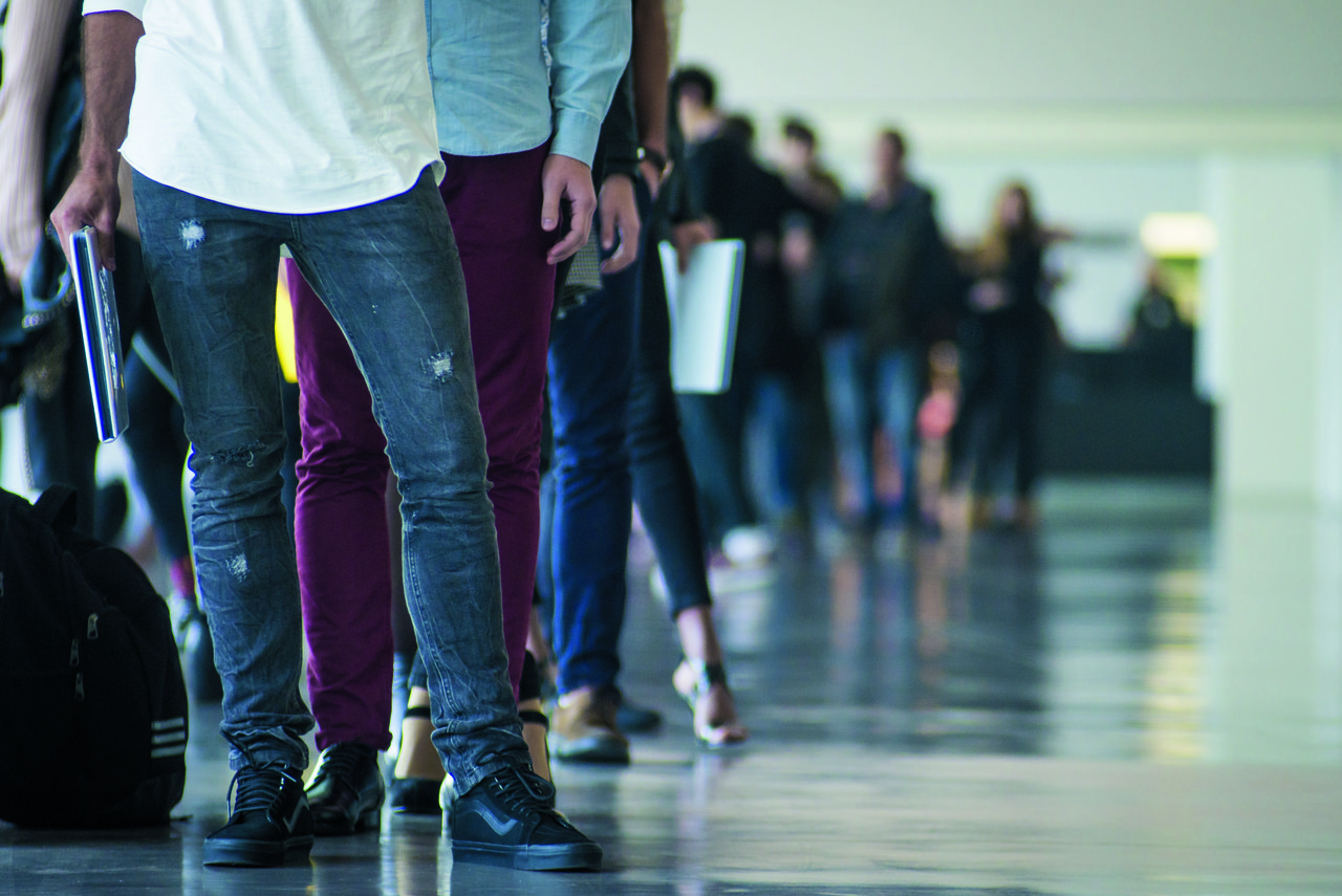 Globale Aktienmärkte fallen, Investoren besorgt über Rückgang der Arbeitslosigkeit