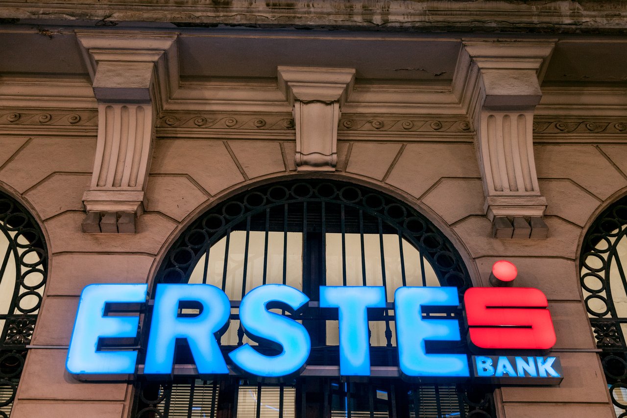 Erste Bank erhöht die Zinssätze für Bürgerdeposits und Barkredite