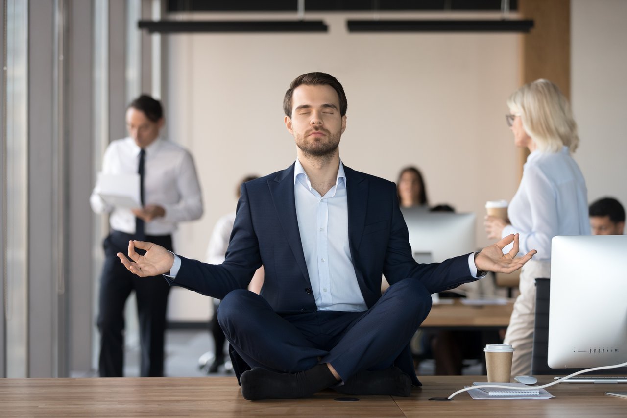 zaposlenik meditira