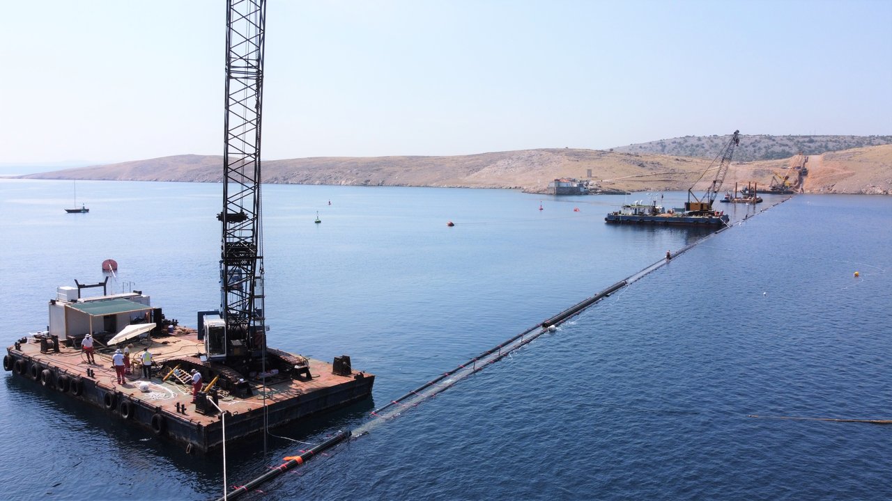 <p>LNG - Polaganje plinovoda na morsko dno</p>