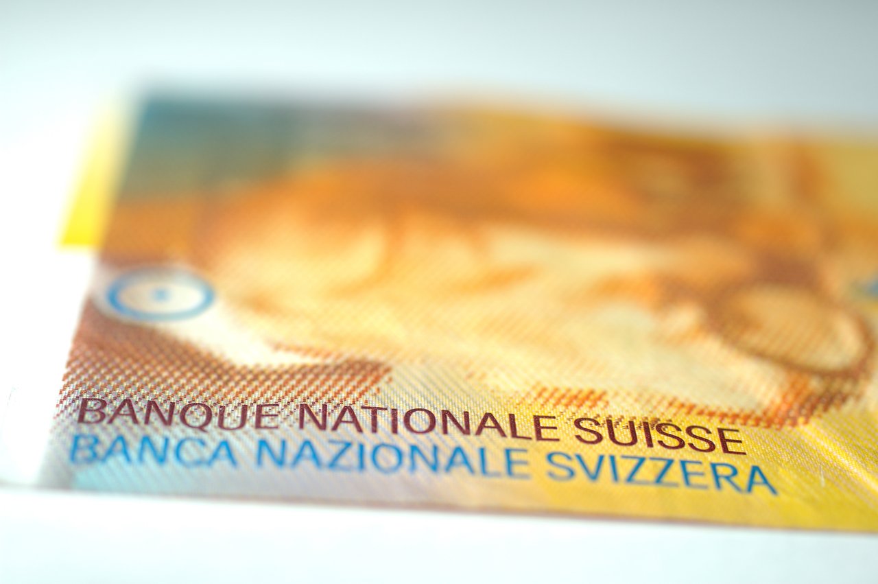 Les banques et les emprunteurs en francs suisses furieux au tribunal, tandis que le principal coupable sourit