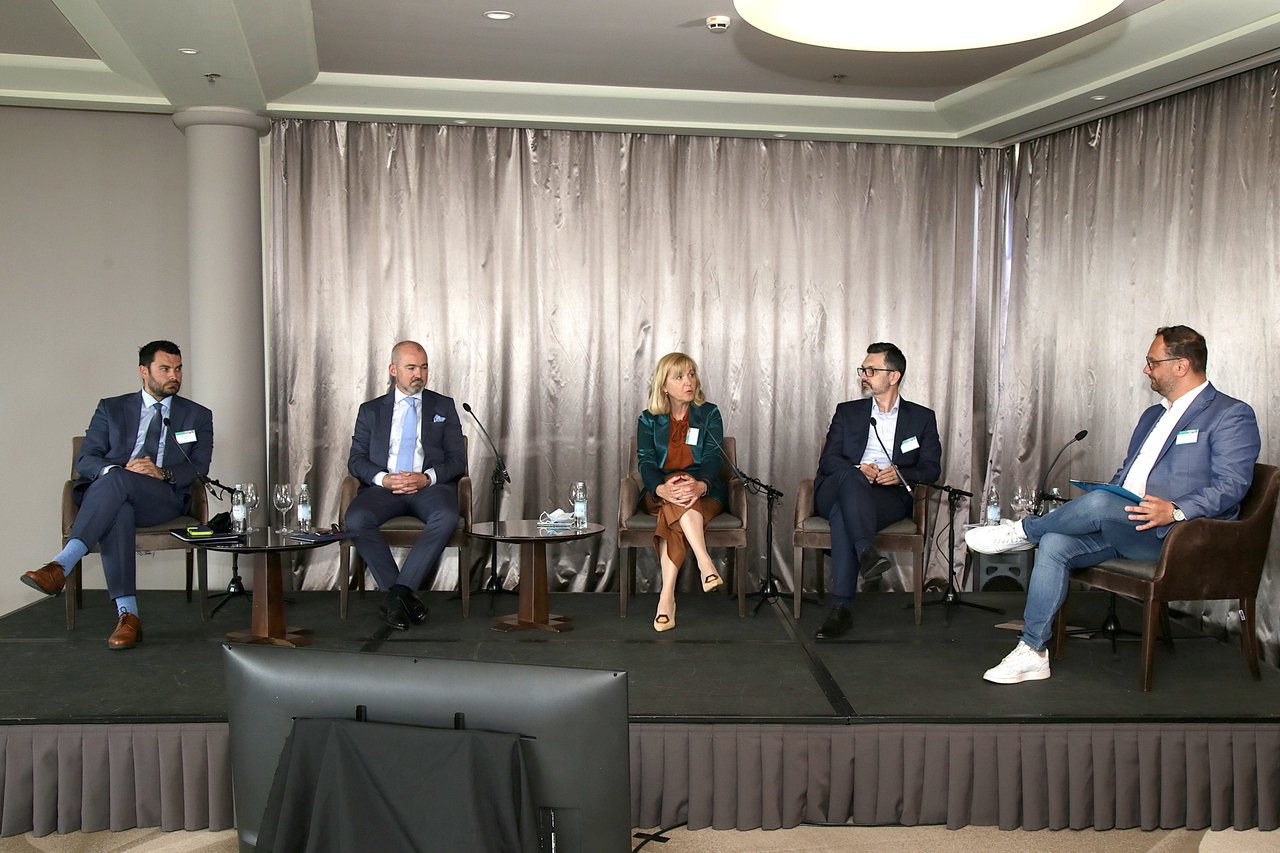 <p>Business Forum 4. industrijska revolucija, Okrugli stol: Prilike za ubrzani razvoj koji pruža 4. industrijska revolucija. Robert Blažinović, Kristian Krpan, Medeja Lončar, Tomislav Radoš i Vedran Antoljak</p>