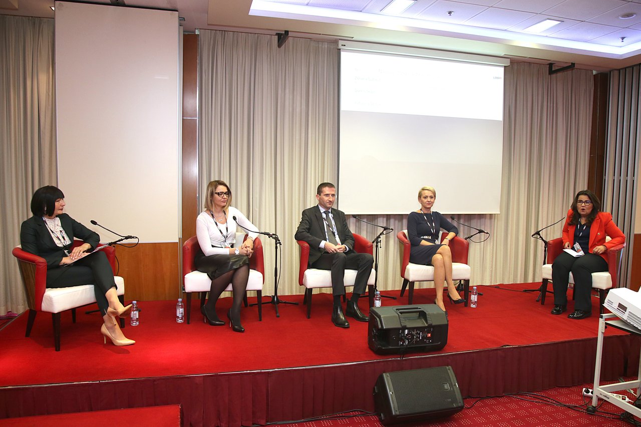 <p>KONFERENCIJA O NABAVI 2021. Okrugli stol "Nabava između rizika i prilika" Gordana Gelenčer, Zorana Šubašić, Darko Šepić, Katarina Špiljak i Vesna Jungić</p>
