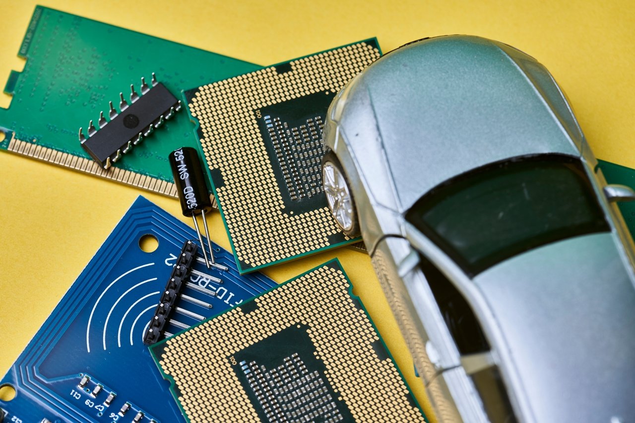 <p>poluvodiči čipovi autoindustrija</p>