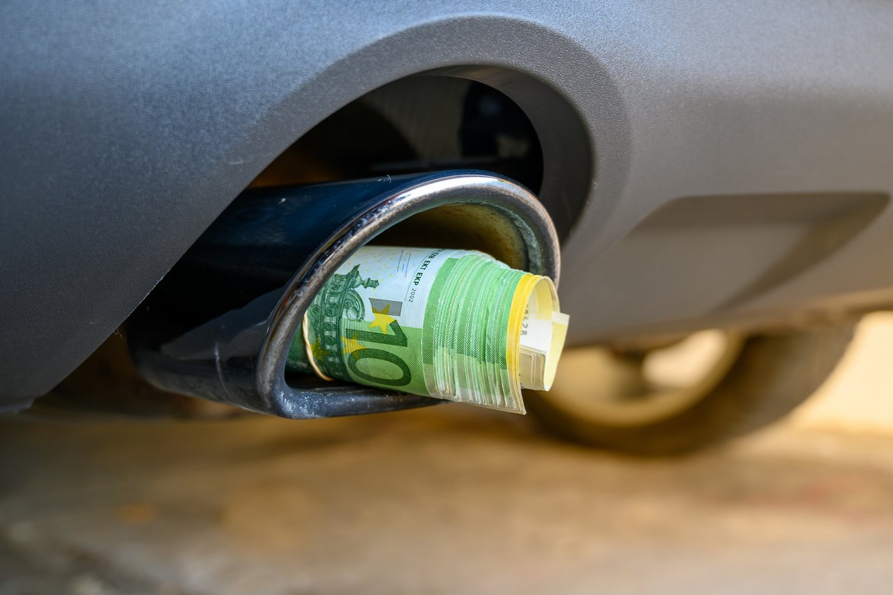 Benzin ist ab morgen um drei Cent günstiger, und Diesel um 12 Cent