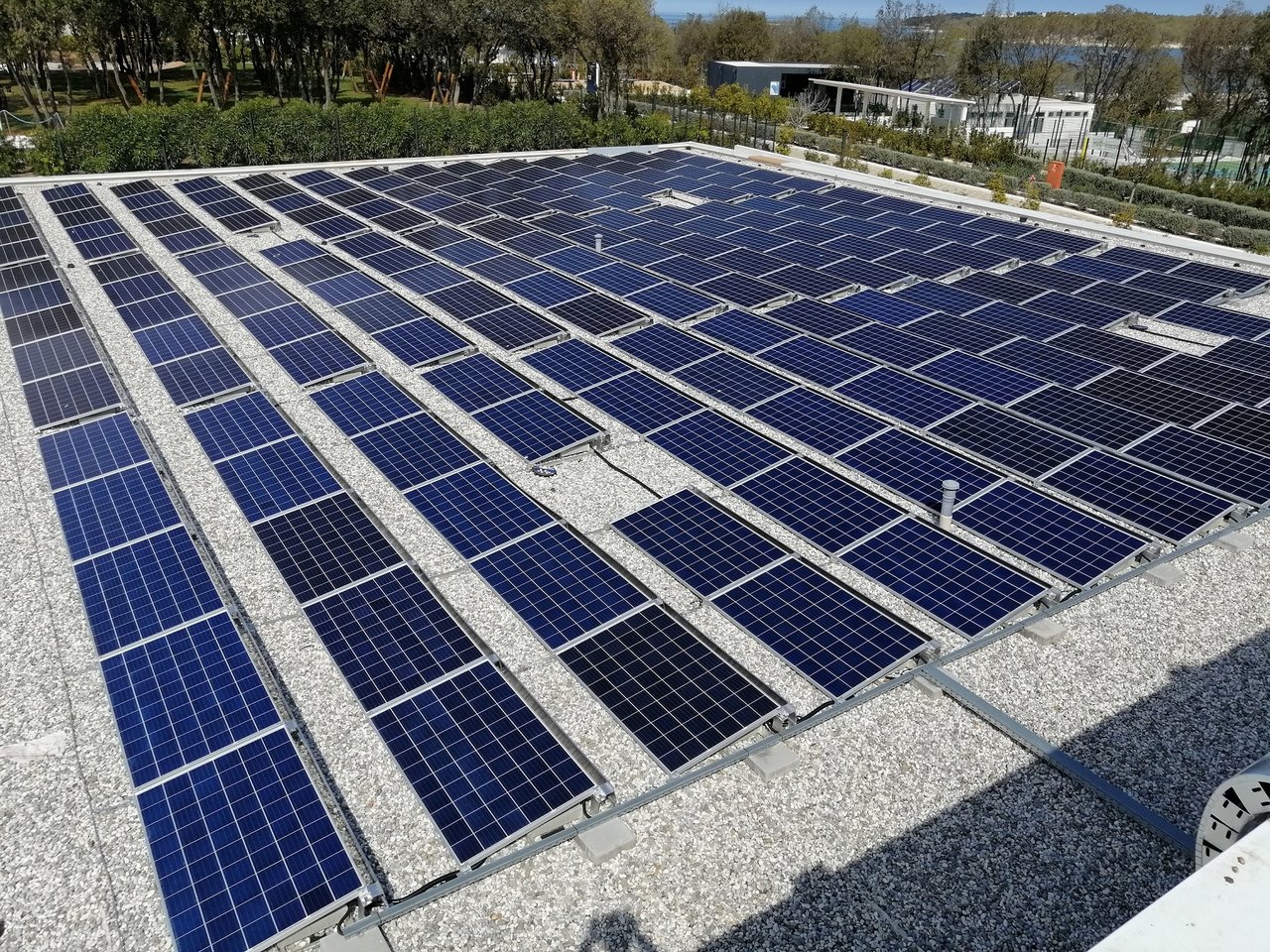 Europäische Solarpanel-Hersteller suchen Hilfe, kündigen Werksschließungen an