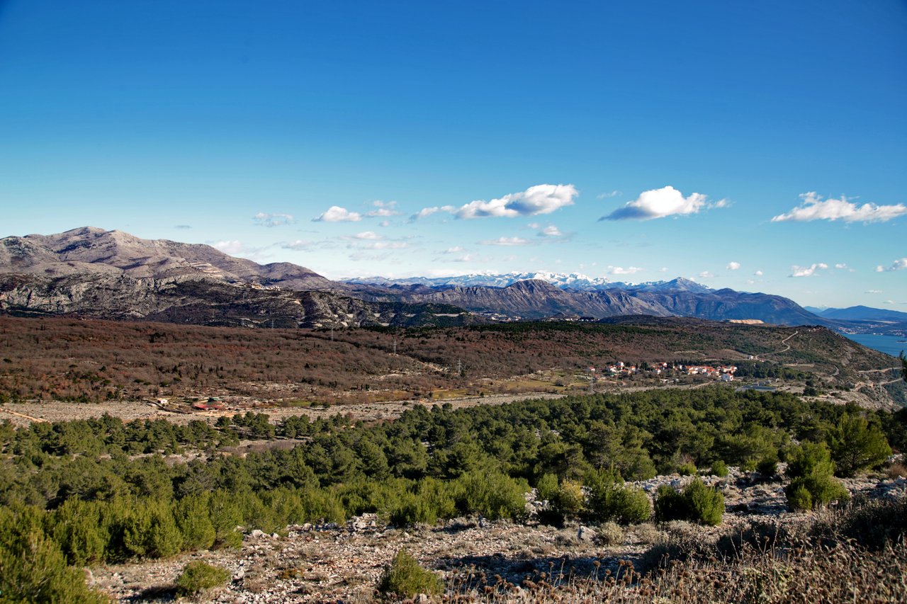 Das Verfassungsgericht hat bestätigt: Wohnungen und Golfplätze auf Srđ sind illegal