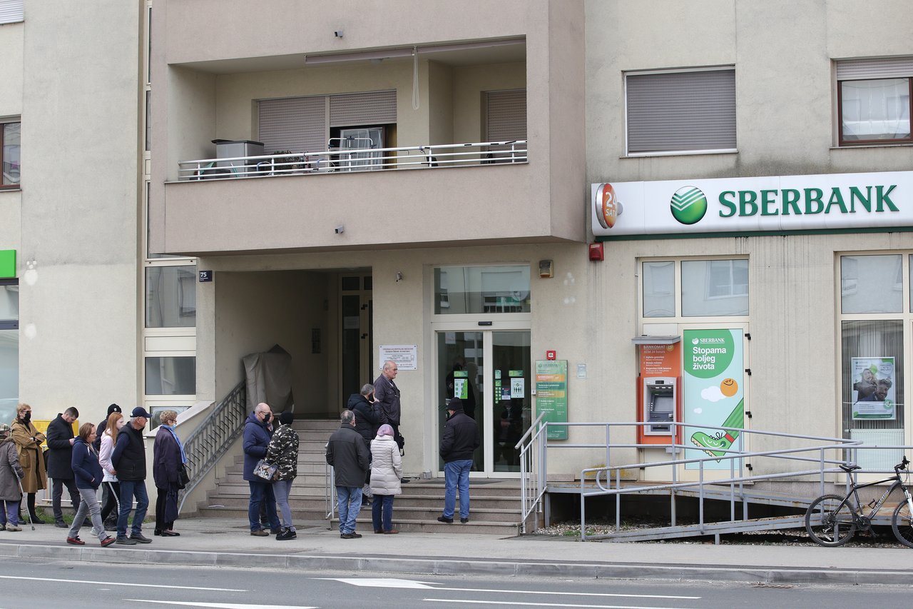<p>Red za povlačenje novca iz Sberbank banke u Zagrebu</p>