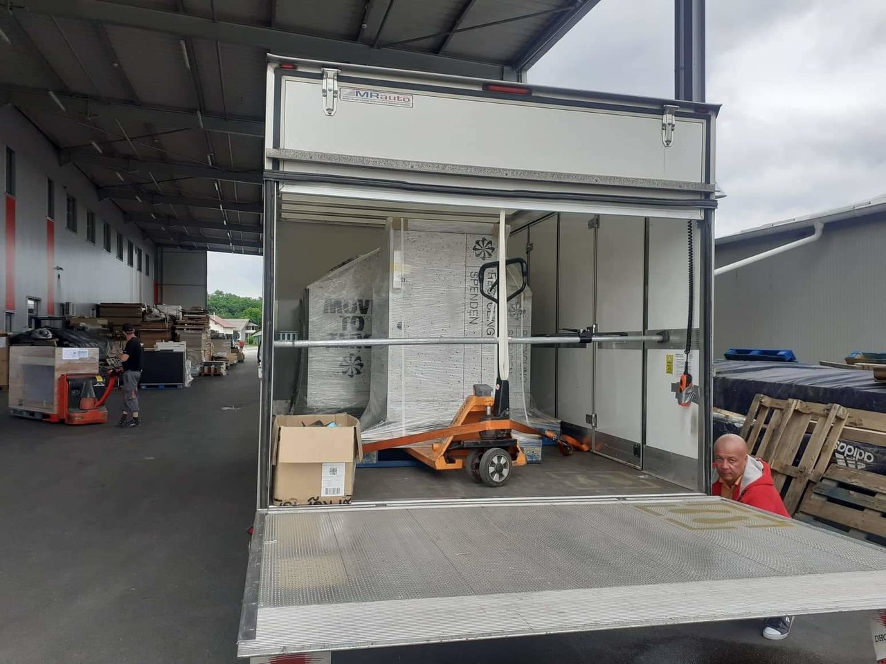 <p>Utovar kamiona s robom za Intersport u Austriji</p>