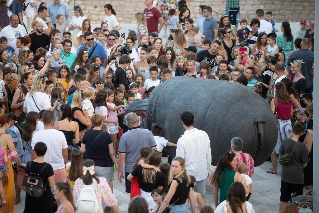 Nellie das Nilpferd schlenderte durch Šibenik zum Kinderfestival