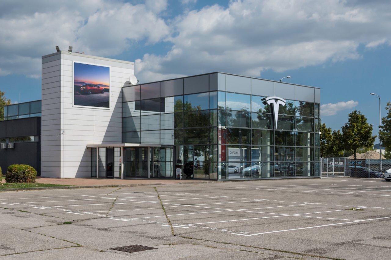 <p>Tesla Store Kovinska 2</p>