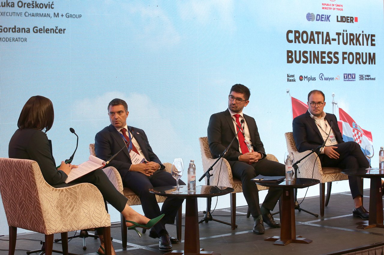 <p>Hrvatsko - turski poslovni forum: Okrugli stol, Gordana Gelenčer, Burak Baykan, Velibor Mačkić i Luka Orešković</p>