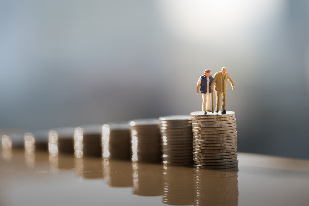 <p>Concept of retirement planning. Miniature people: Old couple figure standing on top of coin stack.<br>
mirovinski fondovi</p>