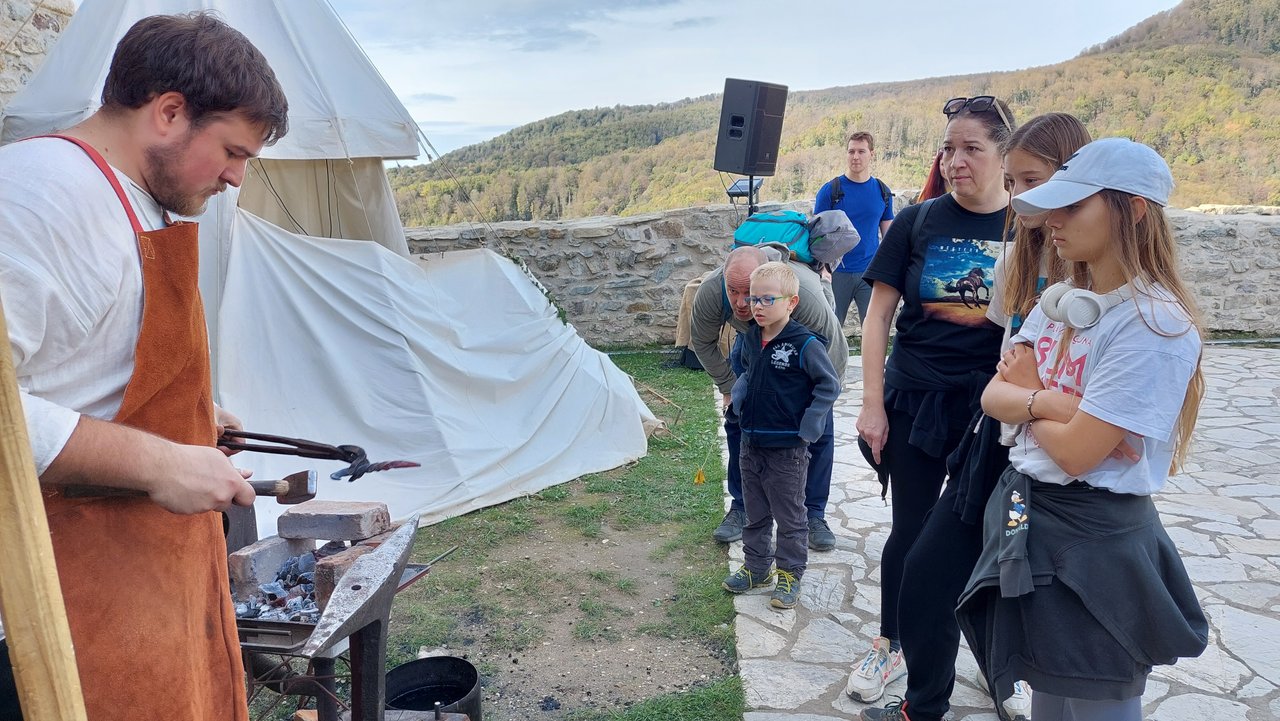 Vollständige Wanderwege, Wälder und Plätze: ‚Hallo‘ wird häufiger gehört als ‚Guten Tag‘