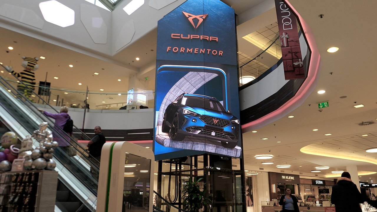 Erfolgreiche Fusion zweier moderner und innovativer Welten, CUPRA Formentor und 3D-Kreativität auf dem Illusion-Bildschirm