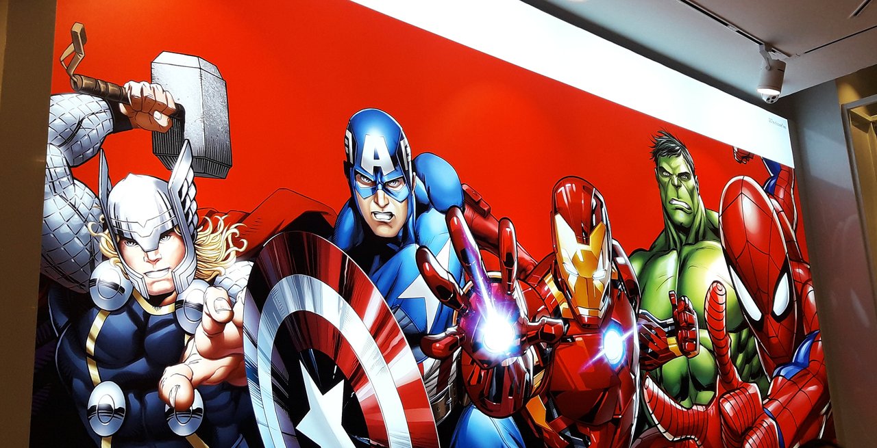 Statt Spielzeug und Süßigkeiten werden Superhelden zunehmend beliebt auf Make-up- und Bierdosen