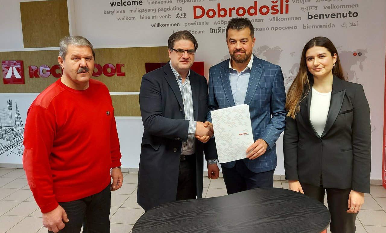 SIKD und ROCKWOOL haben gemeinsam bessere Bedingungen und höhere Verdienste für die Arbeiter in der Fabrik vereinbart