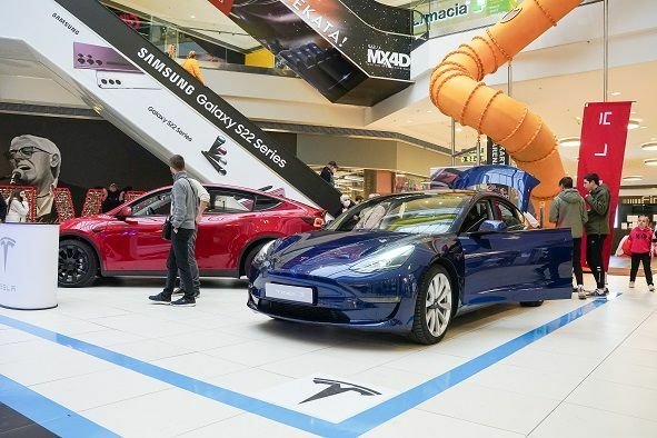 Die Saison der Elektrofahrzeugmesse beginnt, zusammen mit Testfahrten von Tesla 3 und Y