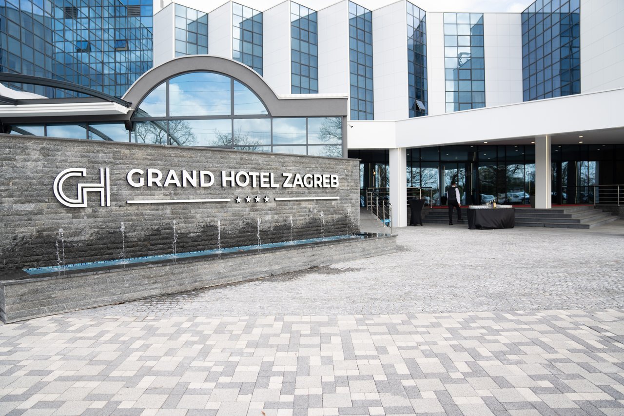 <p>Grand hotel Zagreb ulaz</p>