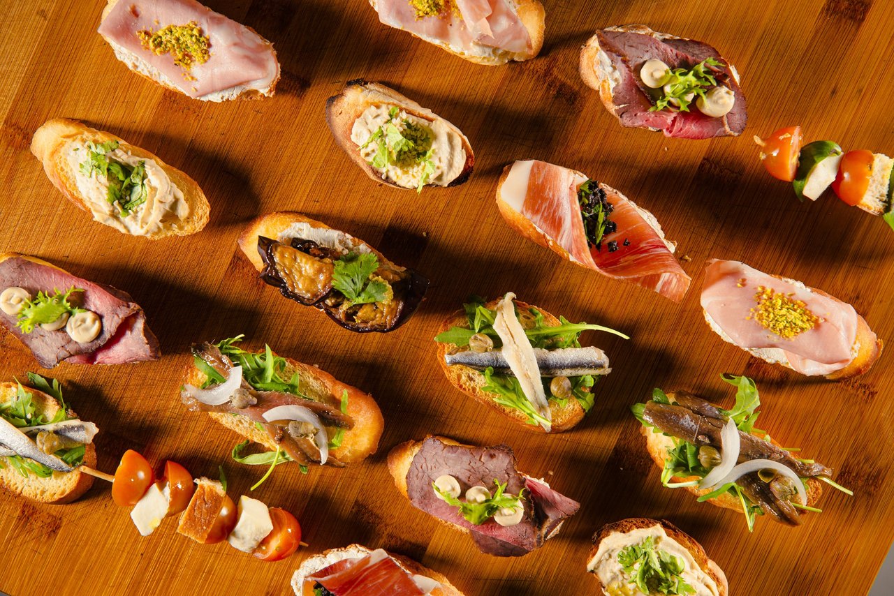 Entdecken Sie, was die beliebtesten kroatischen Köche für das bevorstehende Baš Naš Festival zubereiten!