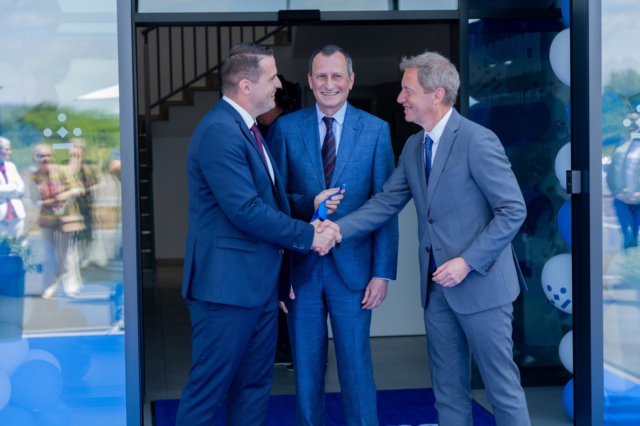 Deceuninck, einer der weltweit führenden Hersteller von PVC-Profilen, hat eine neue Produktionsstätte in Donja Bistra eröffnet