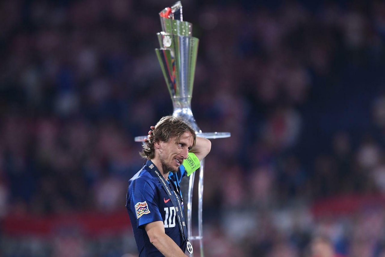 <p>Luka Modrić s peharom koji mu je izmaknuo</p>