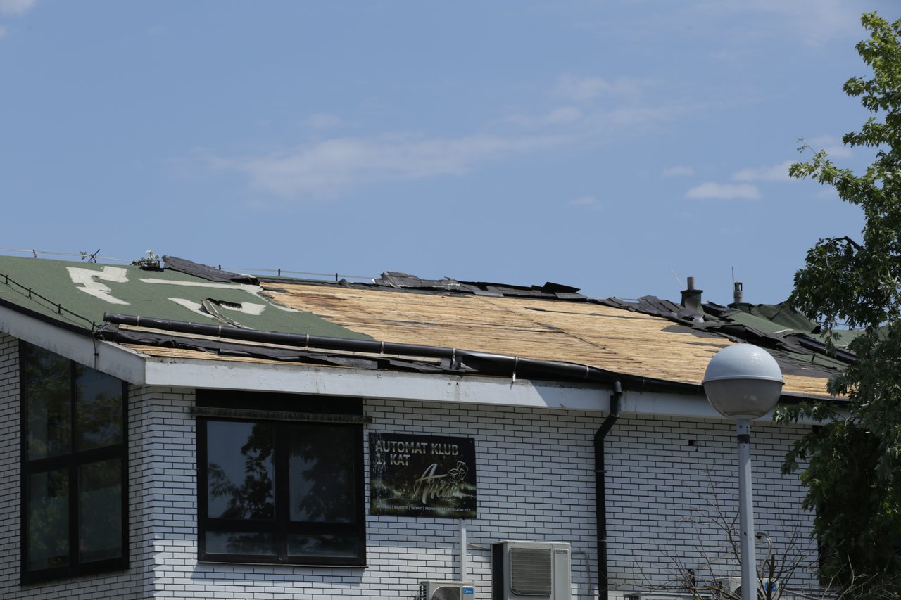 Und Unternehmer zählen die Schäden durch den Sturm, das größte Problem – es gibt keine Dachdecker