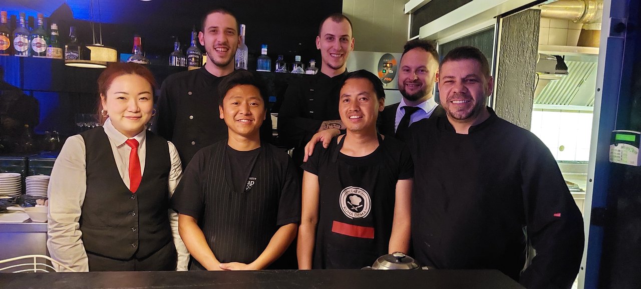 <p>Vlasnik Apetita Marin Rendić (posve desno) sa svojim multinacionalnim radnicima</p>