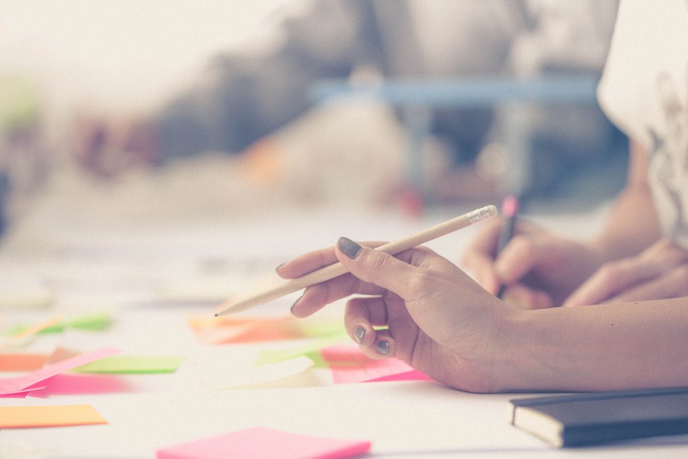 Innovation Quadratisch: Wie Unternehmen Künstliche Intelligenz-Tools im Design Thinking Nutzen Können