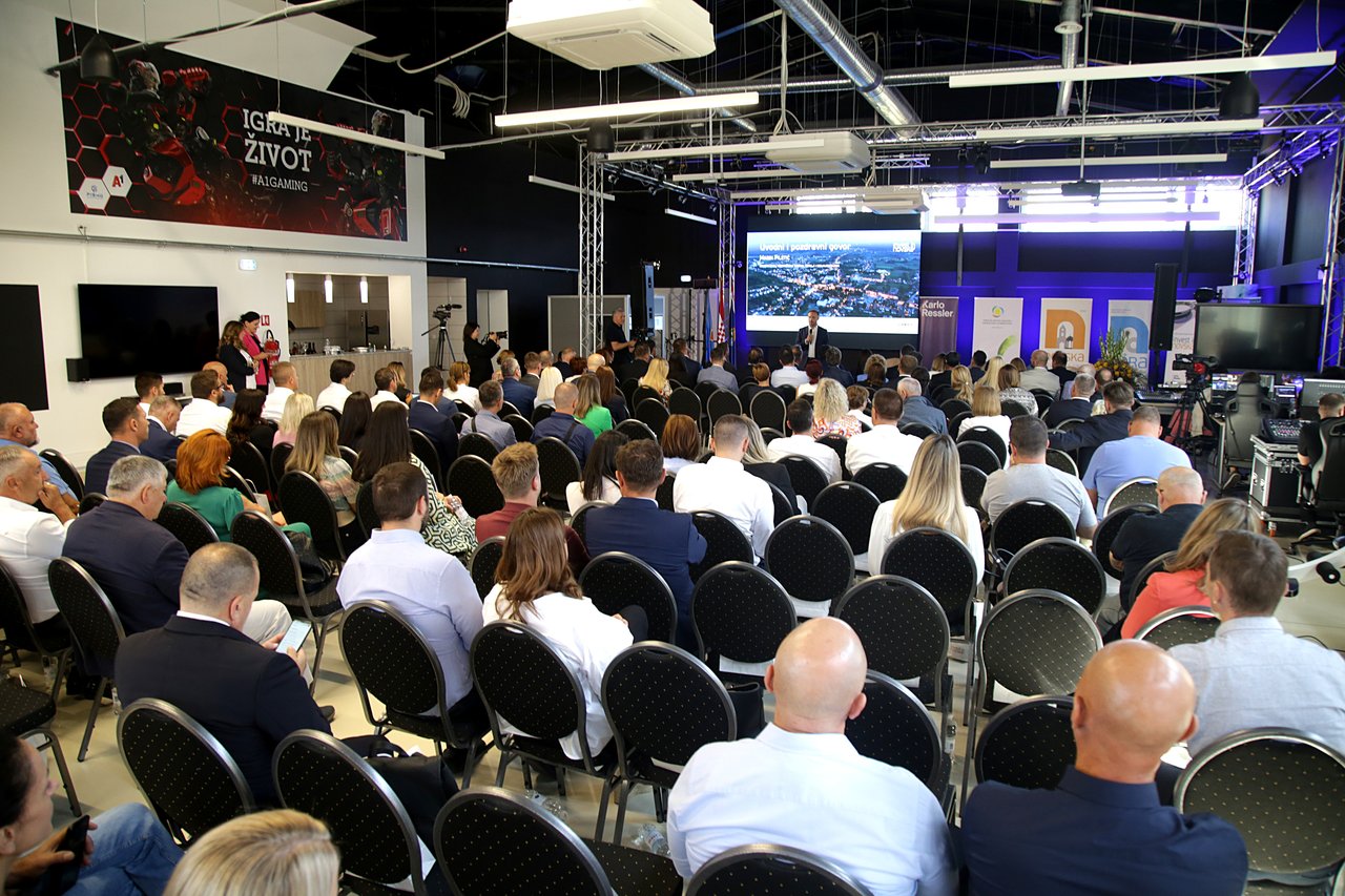 [Galerie] Sehen Sie, wie es auf der Konferenz ‚Invest in Novska‘ war