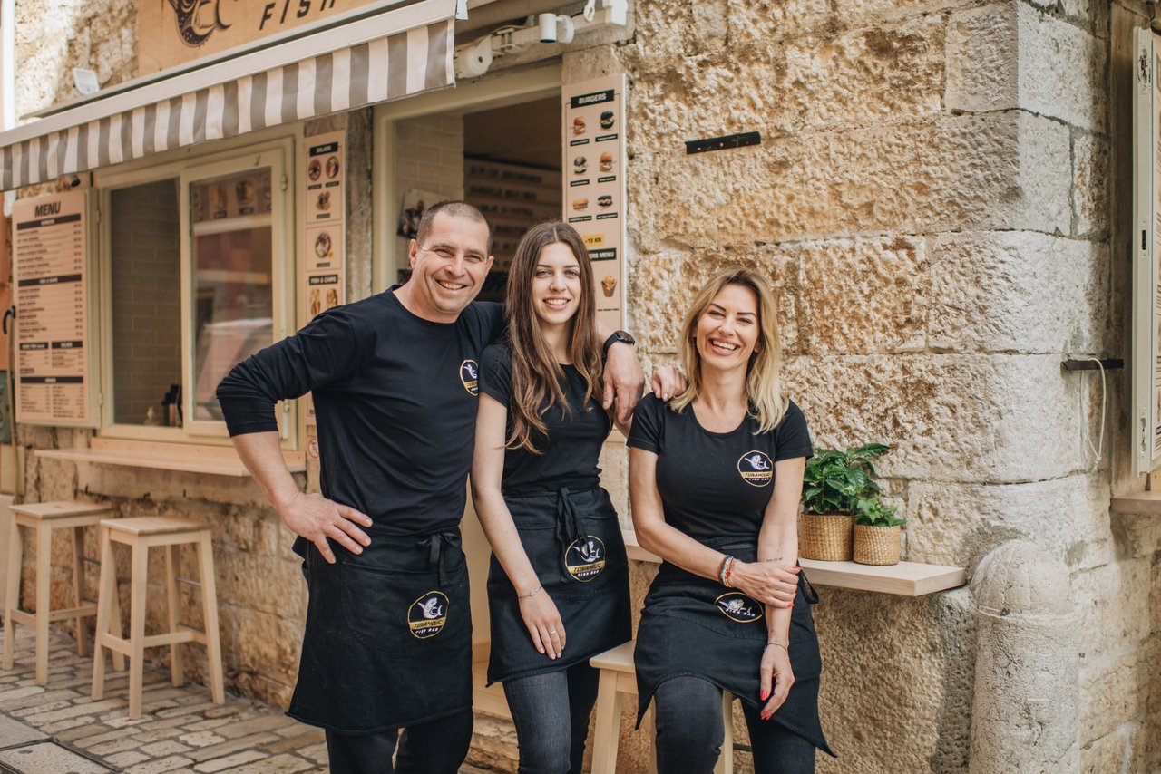 <p>Patrik Finderle, Rebecca Finderle i Vesna Janko Finderle</p>