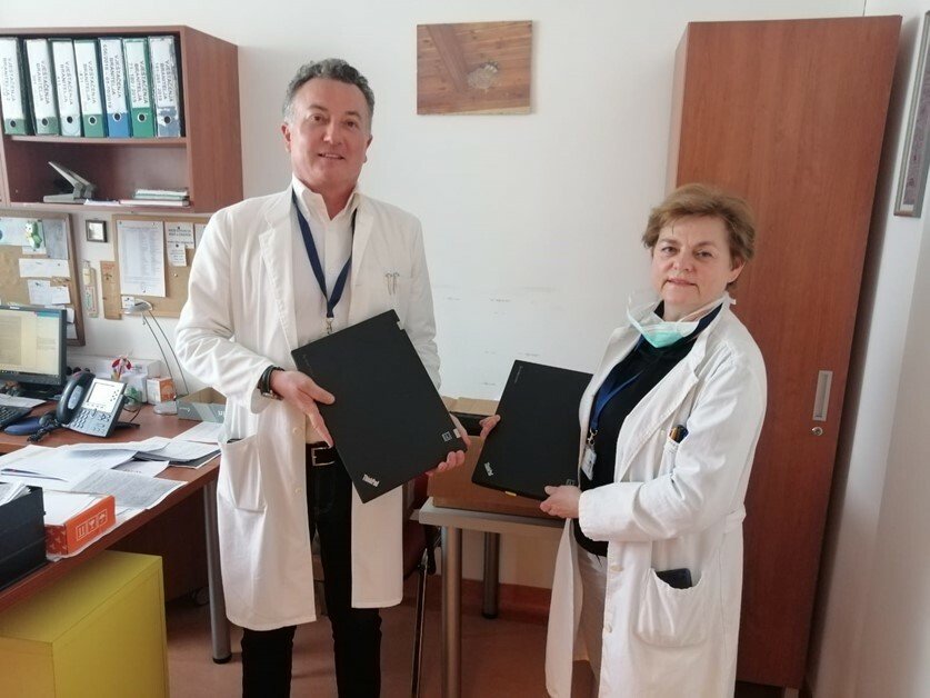 Ina und das Blaue Team stärken die lokale Gemeinschaft mit Computer-Spenden