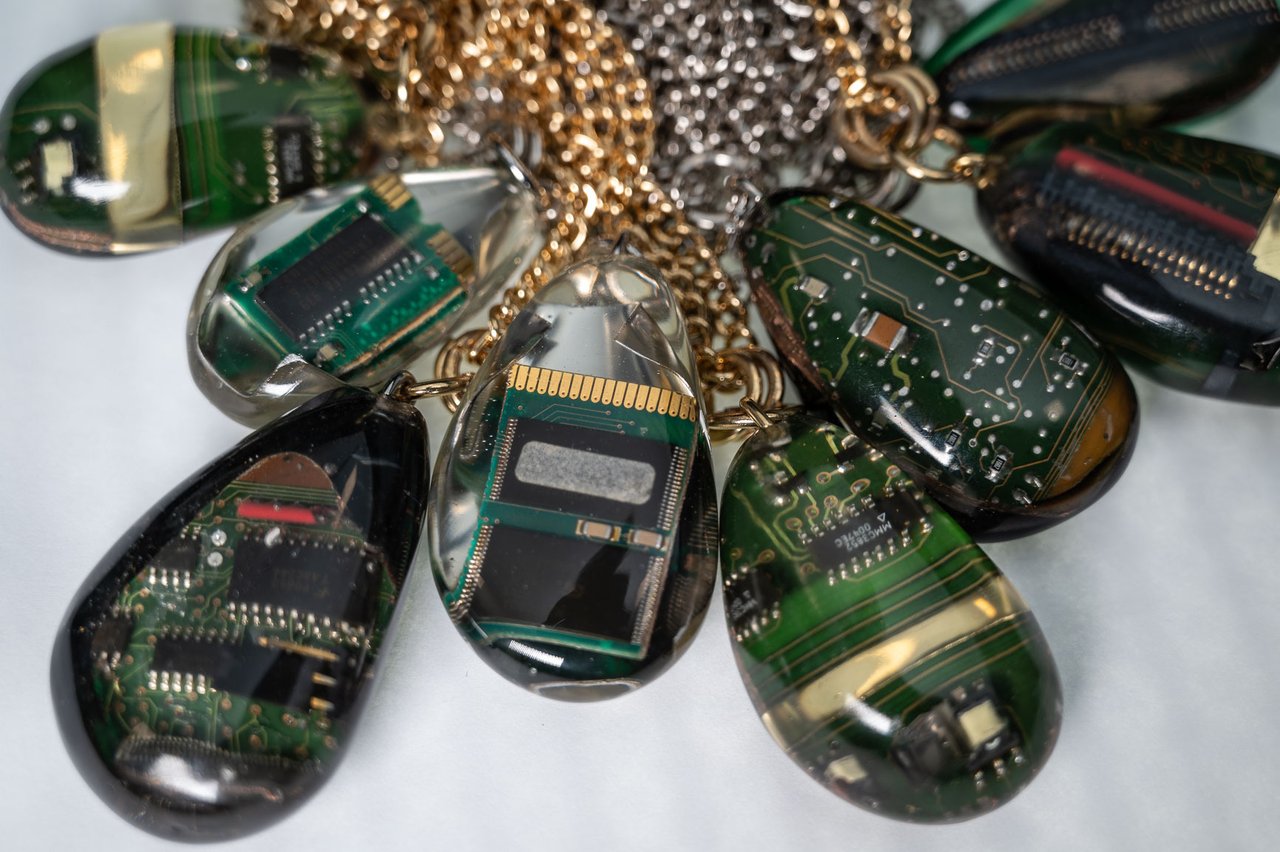 HT und Nenad Sovilj präsentieren eine Reihe von Medaillons aus Teilen alter elektronischer Geräte