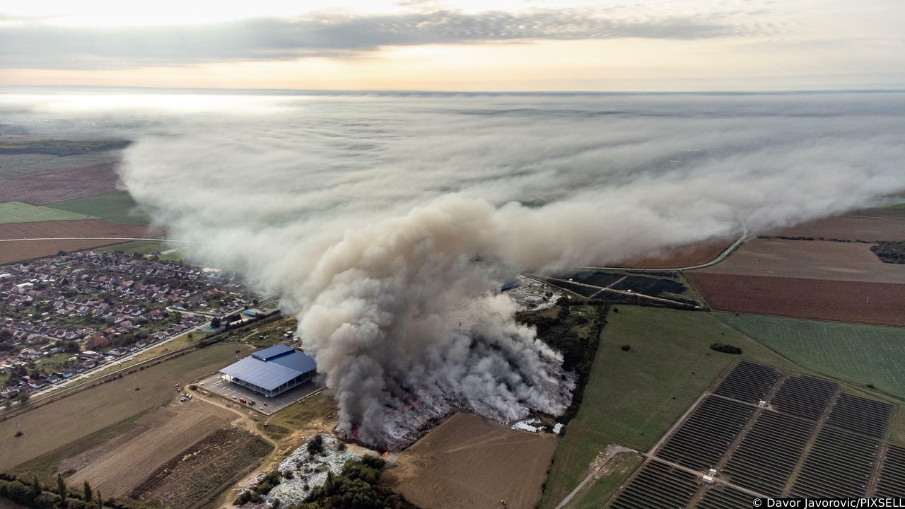 <p>Osijek - Fotografija iz zraka pozara uskladistene plastike na otvorenom prostoru u pogonu osjecke tvrtke "Drava international" kod prigradskog naselja Brijest.</p>