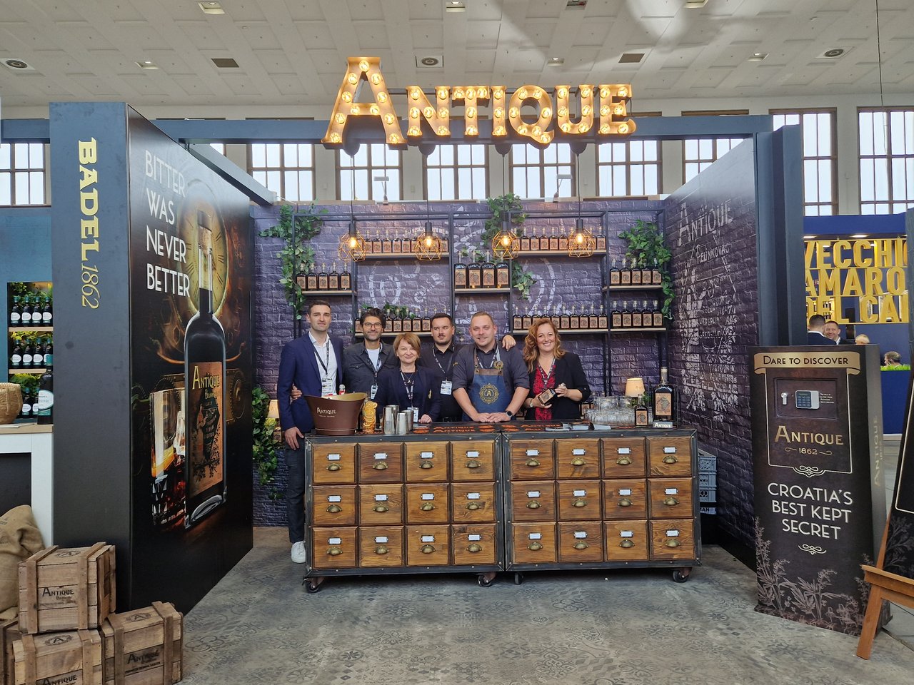 <p>Badel, Antique</p>