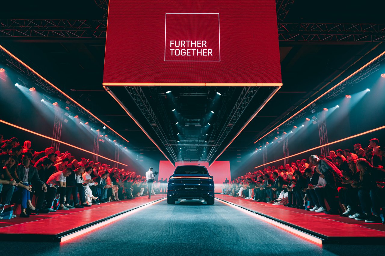 Bei der ‚würzigen‘ Präsentation wurde der neue Porsche Cayenne enthüllt