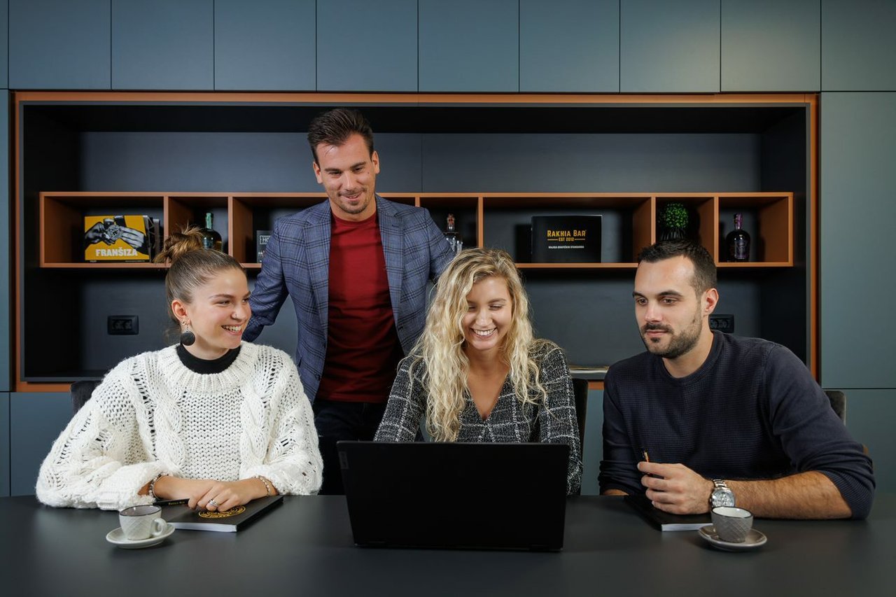 Blažević und Raguzin (KnockOut Travel): Von Schulbänken zu Skifesten und der Entwicklung ihrer eigenen Franchise Rakhia Bar